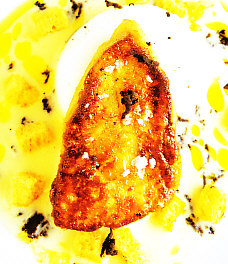 Puré de patata, hígado fresco de pato y huevos espumados
