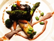 Rabo de buey guisado al vino tinto con verduras y canelón