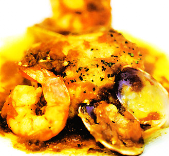 Rape, almejas y langostinos con cebolla confitada y ron quemado