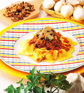 Ravioli con salsa boloñesa y setas
