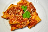Ravioli con salsa de tomate