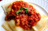 Raviolis con salsa boloñesa