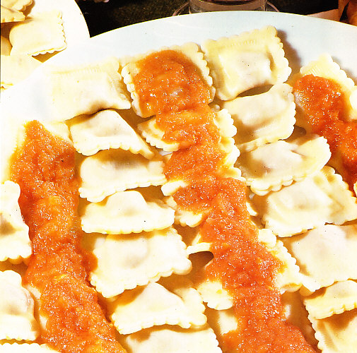 Raviolis con salsa de tomate y carne