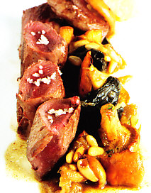 Râble de liebre con trompetas de la muerte y rebozuelos