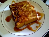 Rebanadas de caramelo con salsa de toffe