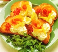Rebanadas de salmón ahumado y queso