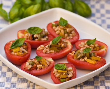 Relleno crudo para tomates, hojas de parra, pimiento y cebolla