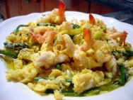 Revuelto de espárragos verdes y gambas