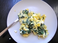 Revuelto de espinacas con patatas y queso de cabra