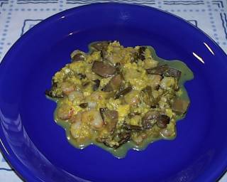 Revuelto de huevos con setas, gambas y ajos tiernos