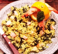 Revuelto de langostinos y espinacas