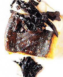 Rodaballo con puré de coliflor y trompetas de la muerte