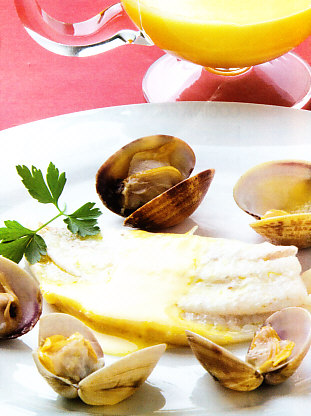 Rodaballo con salsa bearnesa y almejas