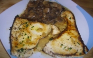 Rodajas emperador con guarnición de champiñones