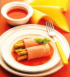 Rollitos de espárragos blancos con salsa de pimientos