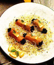 Rollitos de salmón con caviar