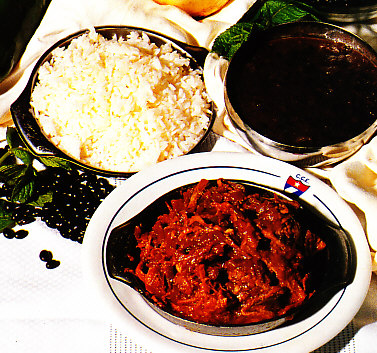 Ropa vieja con arroz blanco y fríjoles negros
