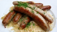 Salchichas al vino blanco