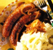 Salchichas con puré de patatas y cebolla