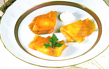 Salmón ahumado con salsa tártara