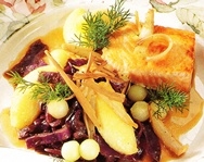 Salmón con col lombarda y frutas
