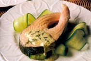 Salmón con salsa a las hierbas