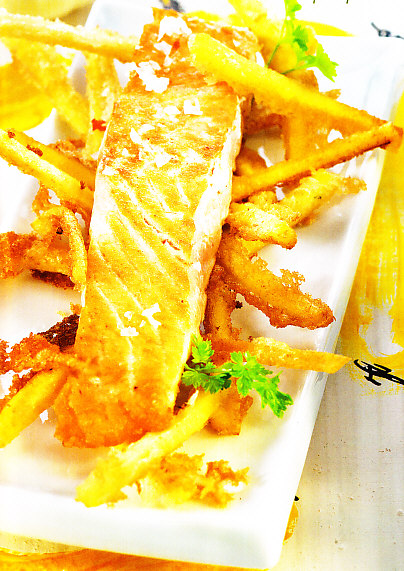 Salmón con tempura de plátano