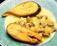 Salmón en salsa de champiñones