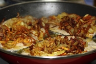 Salmón encebollado con avellanas