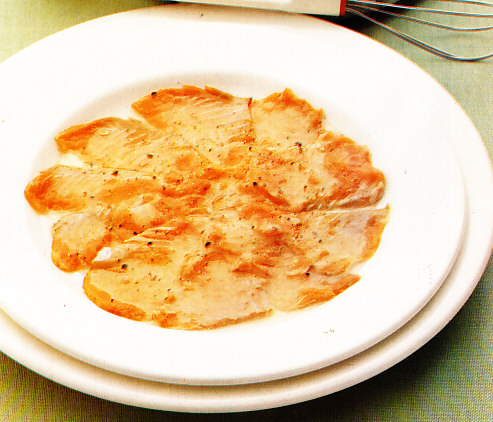 Salmón marinado con salsa de rábanos