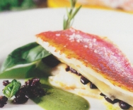 Salmonetes al horno rellenos de queso y aceitunas con salsa de albahaca
