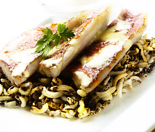 Salmonetes con arroz salvaje frito
