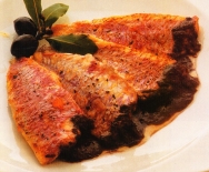 Salmonetes con salsa de aceitunas negras
