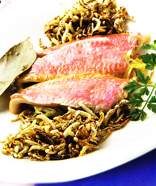 Salmonetes en papillote con hojas de limonero