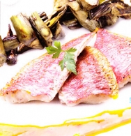 Salmonetes y alcachofas al cilantro