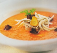Salmorejo con gulas y morcilla frita