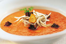 Salmorejo con gulas y morcilla frita