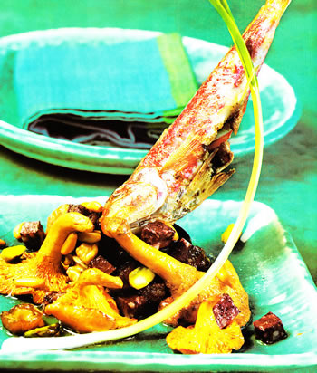 Salteado de rebozuelos con salmonetes y aceite de frutos secos