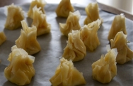 Saquitos de pasta filo con queso y membrillo