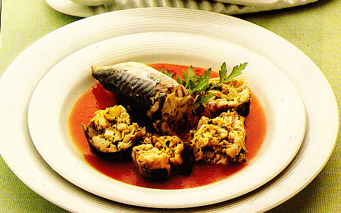 Sardinas rellenas con salsa de tomate fresco