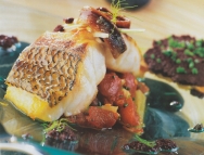Sardo imperial y tostadas con tapenade