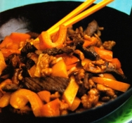 Sartén de carne de buey con nueces y pimientos