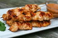 Satays de pollo