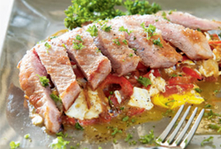 Secreto de cerdo ibérico con huevos rotos y emulsión de pimientos de piquillo
