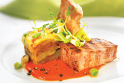 Secreto ibérico con parmentier de patata, ajo tierno y mousselina de piquillos