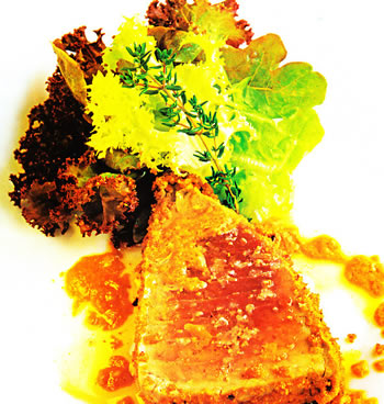 Semicuit de atún y escabeche de romesco