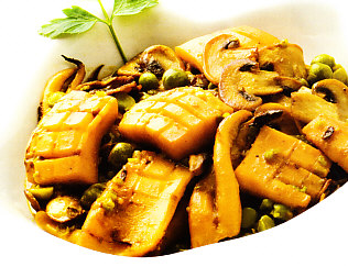 Sepia con guisantes y champiñones