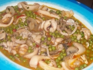 Sepia con guisantes y salsa de carabinero