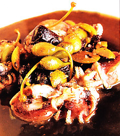 Sepias pequeñas confitadas con olivas y alcaparras