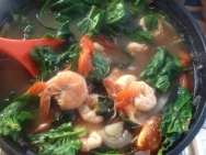 Sinigang (sopa de tamarindo, camarones y vegetales)